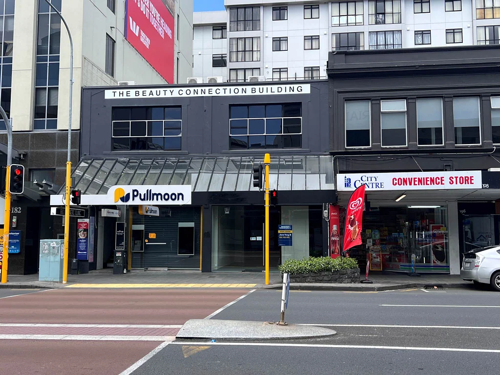 Newmarket BUSY BROADWAY RETAIL