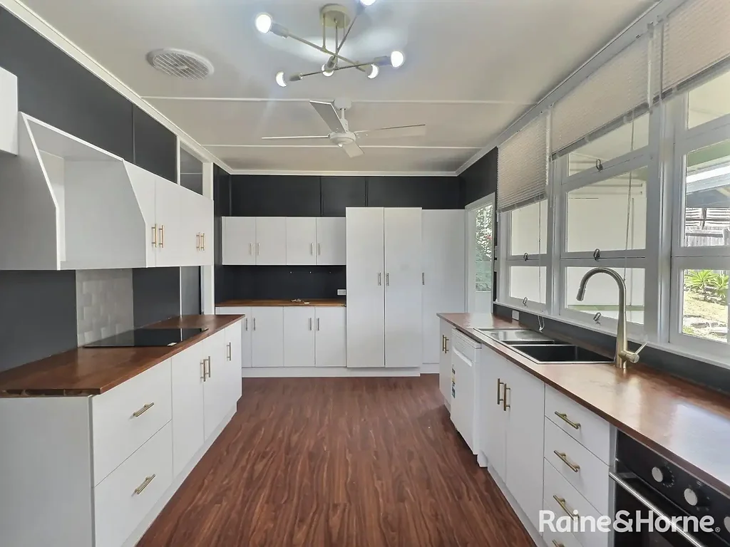 FULLY AIR CONDITIONED THREE BEDROOM HOME IN WEST GLADSTONE!