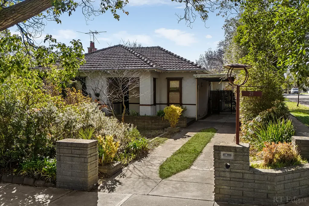 Camberwell 3ਬੈੱਡਰੂਮ Lucrative Corner Potential Metres from Lynden Park