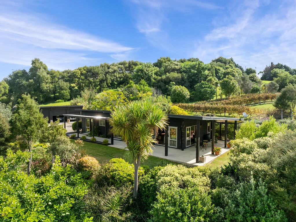 Whakapirau Character retreat with secluded beach