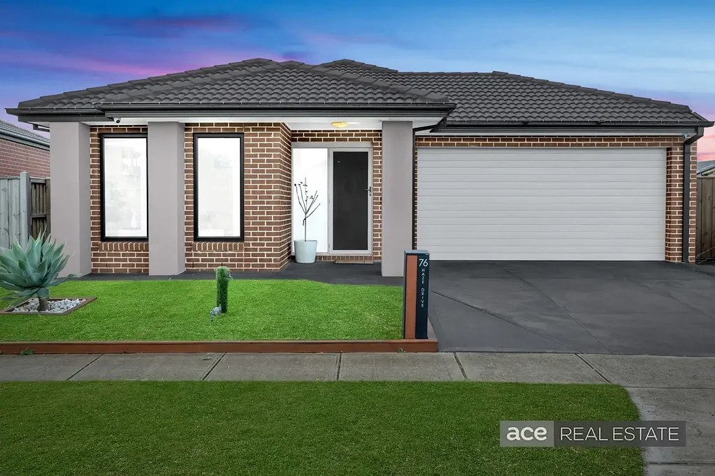 Comfortable Family Living in the Heart of Prestigious Saltwater Estate!