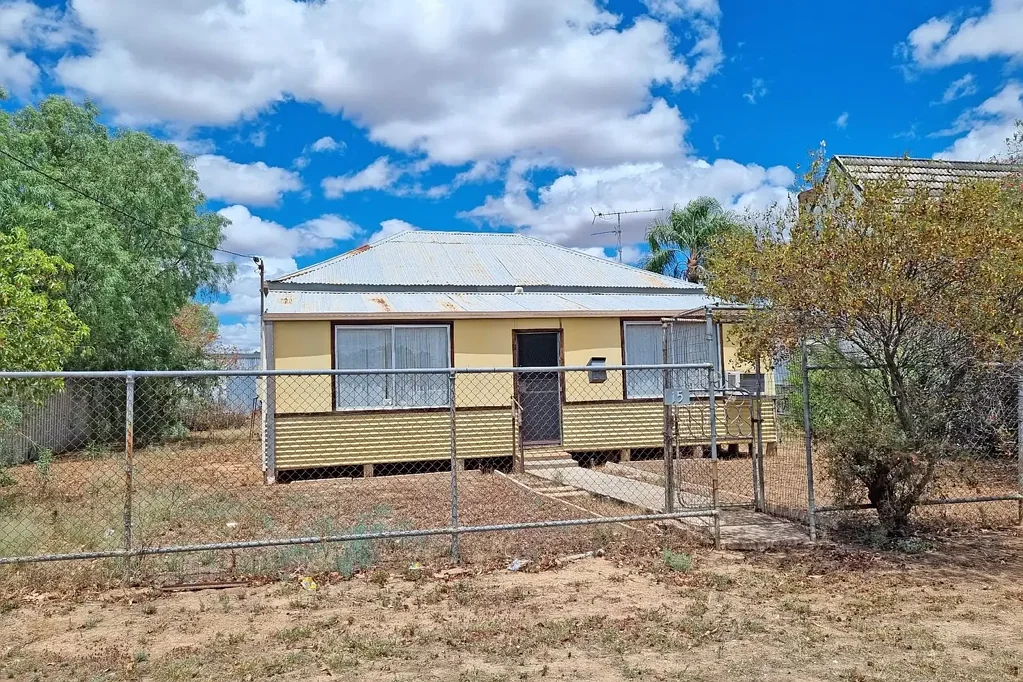 Brewarrina 2 Bedroom Country Style Cottage with loads of Character