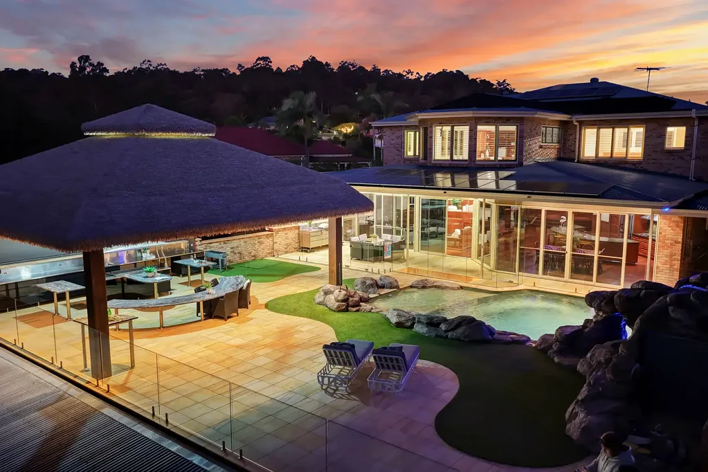 Shailer Park 5房  一处奢华的、多代同堂、度假村风格的居所  A LUXURIOUS MULTI-GENERATIONAL, RESORT STYLE RESIDENCE