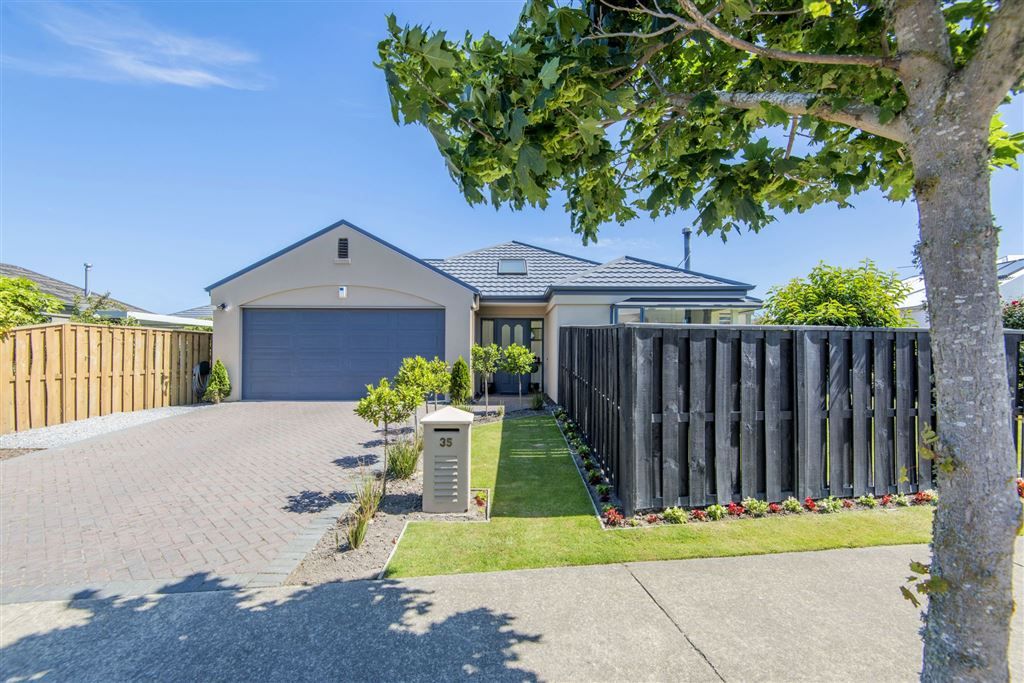 35 Beechwood Drive, Northwood