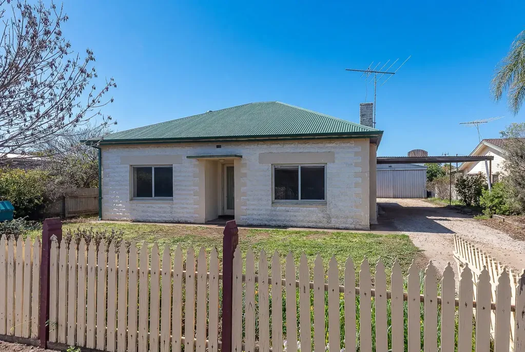 Murray Bridge 3Zimmer UNDER OFFER - Character Stone Home Ready for Your Vision on 809m² Block