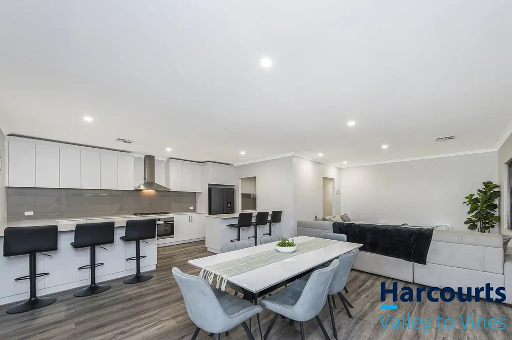 Bullsbrook 4ห้องนอน Standout Family Home with Theatre, Solar Power & Award-Winning Lawn