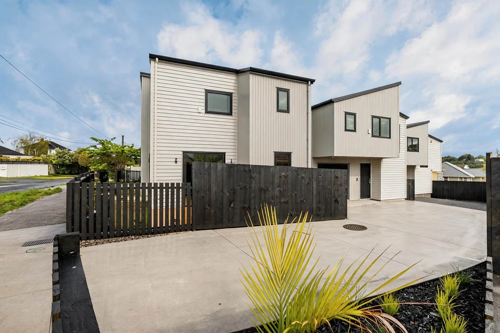 Meadowbank 4 Bedroom Exclusive Two-Story End-Unit