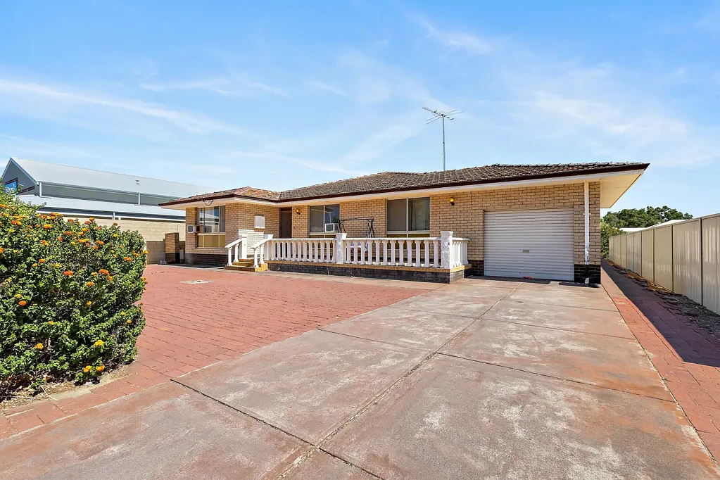 Woodbridge 4房  Massive Home on 1,012m2 Block - 4x2 Home with 2nd Living Area, Plus Sunroom!