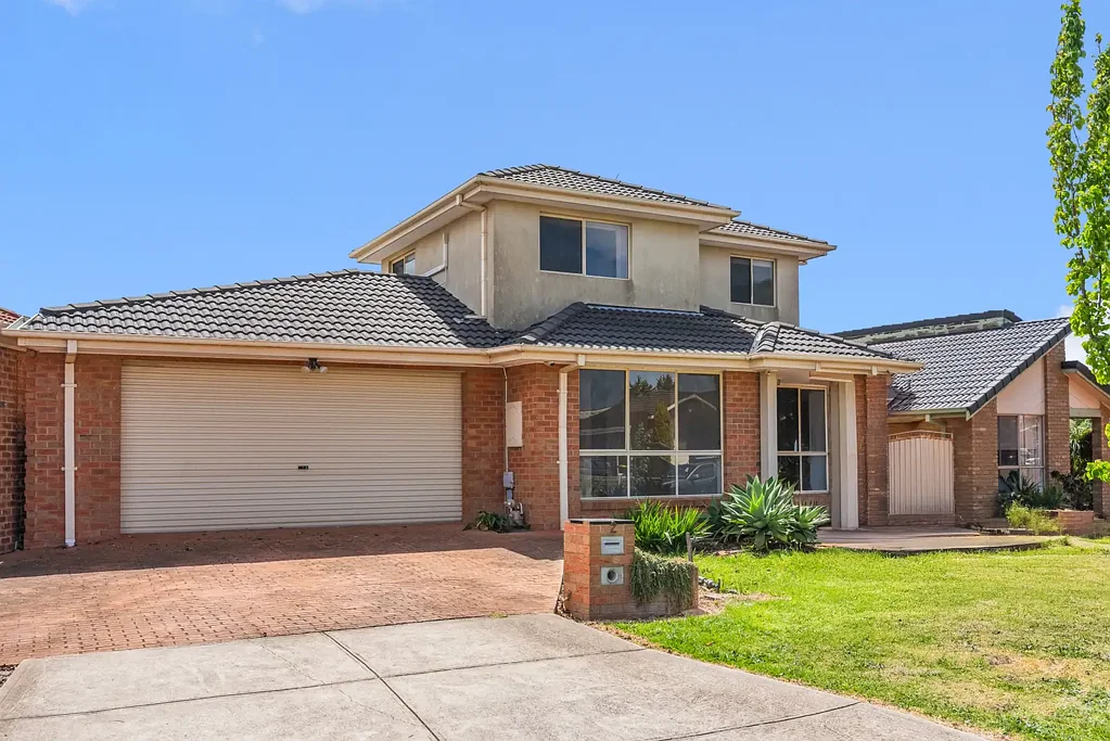 Townhouse Desirable Court Location! PROPERTY ON HOLD