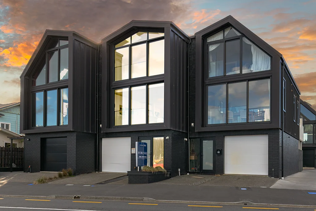 Lyall Bay 3房  Absolute Beachfront – Prime Lyall Bay