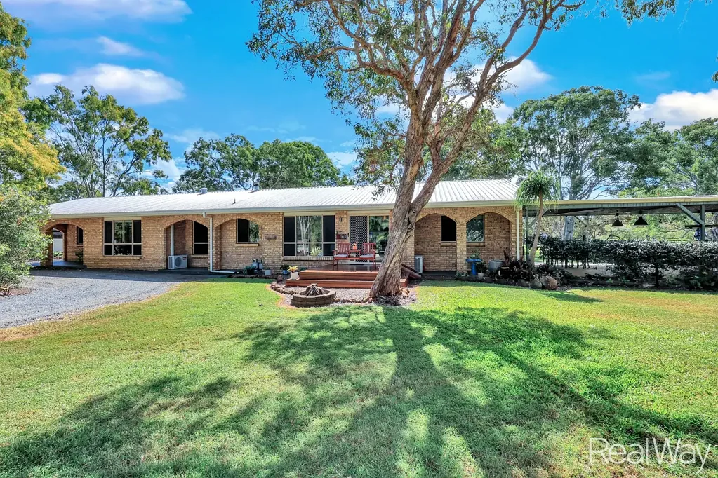 Innes Park 5房  Coastal Acerage Family home with Potential Granny Flat on 9000 sqm minutes to the beach!