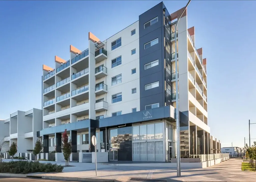 Modern & Convenient 2 Bedroom Apartment Opposite Light Rail