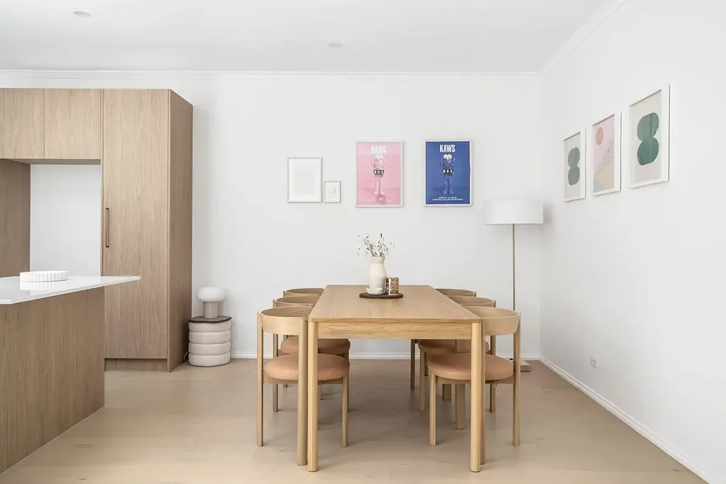 Kensington 2房 明亮空间宽敞  欧洲橡木地板  摩洛哥瓷砖厨房  西门子电器  主卧带办公区  私人庭院阳台  安全车库双位  步行两火车站 Newly renovated, turn-key townhouse with multi-zone living and large rooms