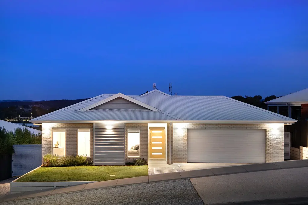 Mckenzie Hill 4 Slaapkamer Designer living with resort-style appeal and views - heated pool!