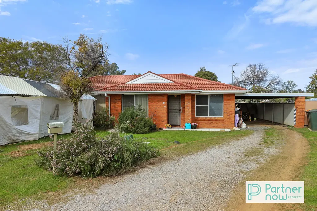 Tamworth 4 Slaapkamer Four-Bedroom Investment on Large Block