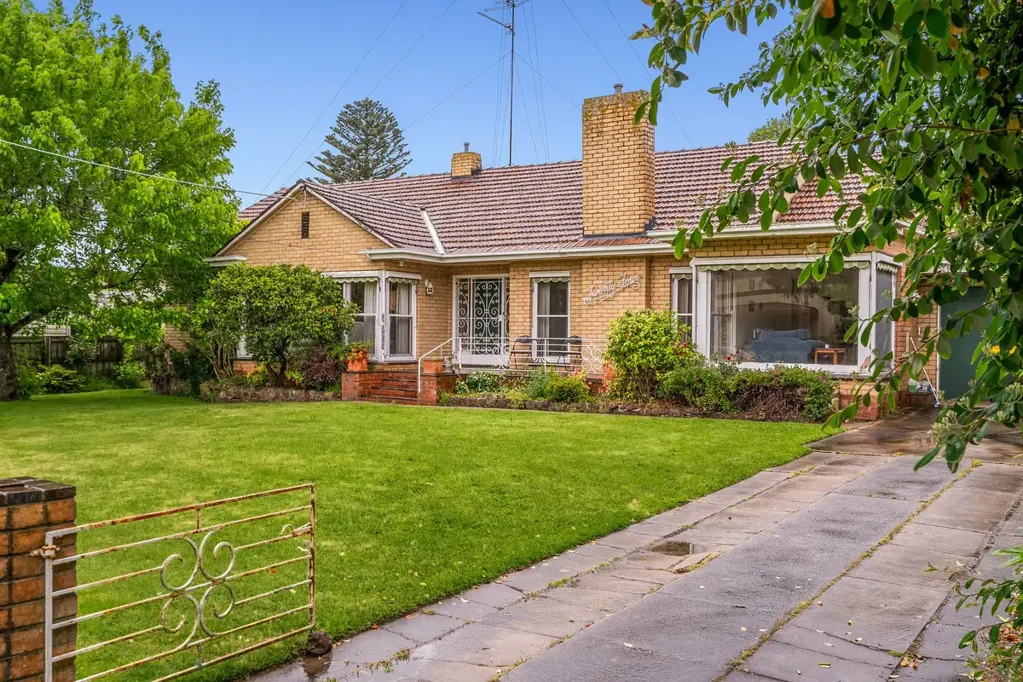 Colac 3Kwarto GRAND BRICK RESIDENCE IN A BLUE CHIP LOCATION