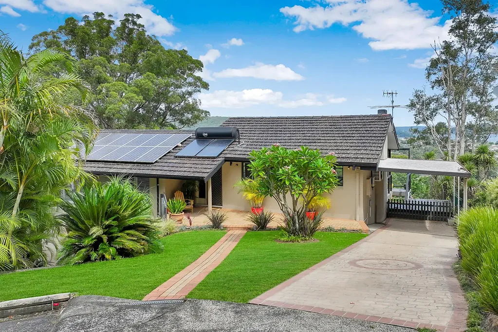East Gosford 4房  Elevated Family Living with Sweeping Brisbane Water Views