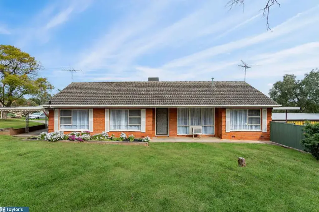 Para Hills 4Phòng ngủ UPDATED 4-BED HOME WITH 2 LIVING SPACES