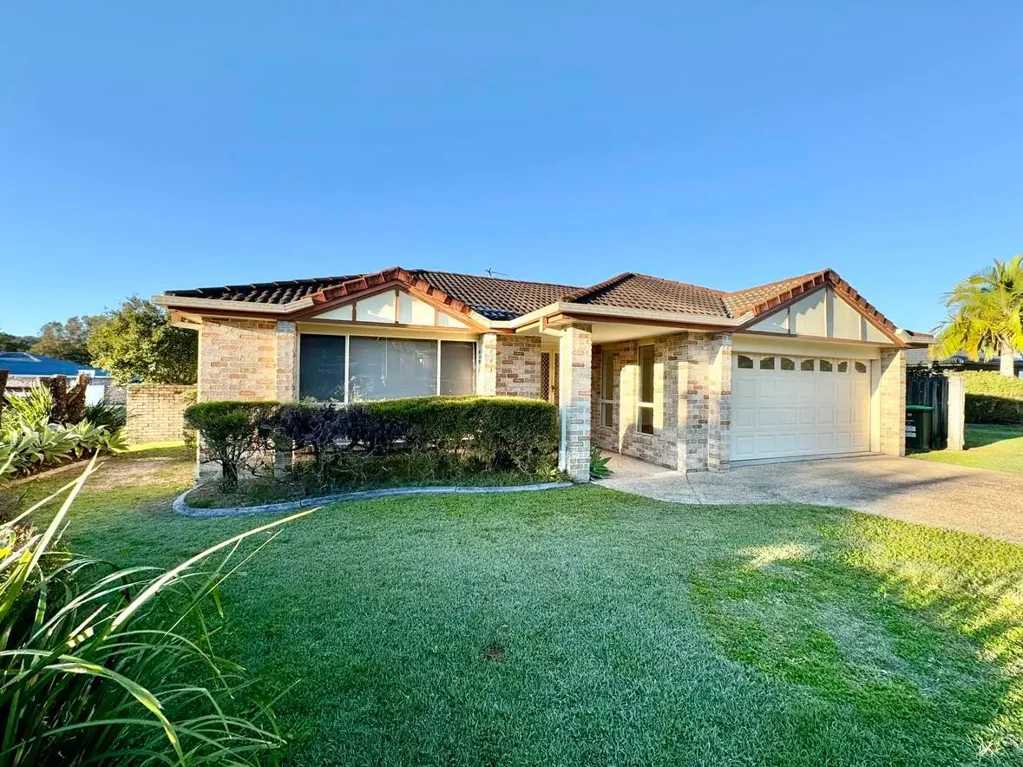 Family Home In Elanora !!