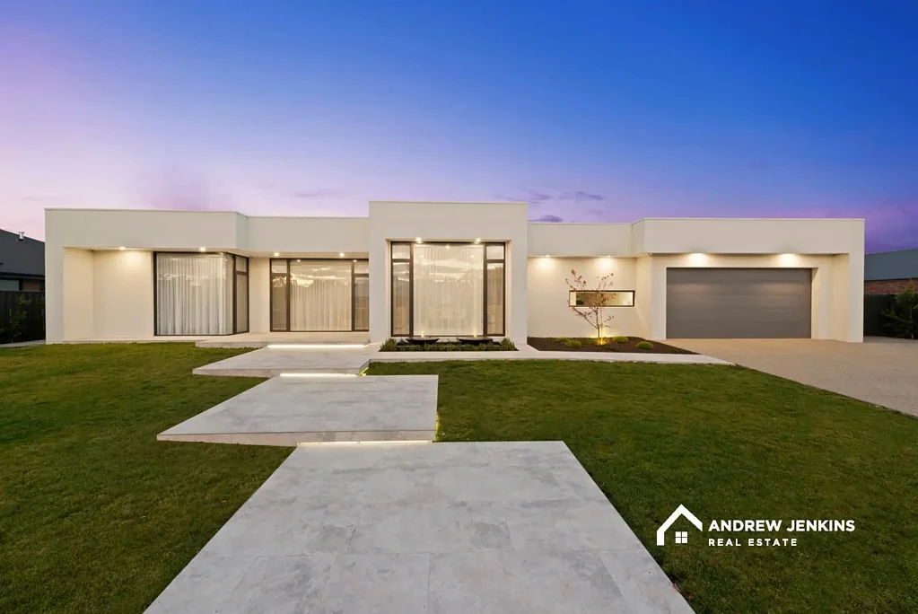 Cobram 5 Bedroom Sleek and Sophisticated: Modern Five-Bedroom Home with Unmatched Elegance