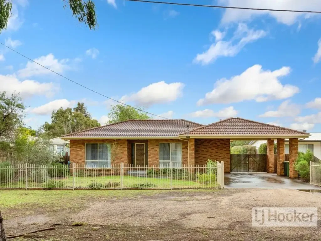 Eagle Point 3 Bedroom STYLISH HOME WITH 4 CAR ACCOMMODATION & SOLAR BATTERY SYSTEM