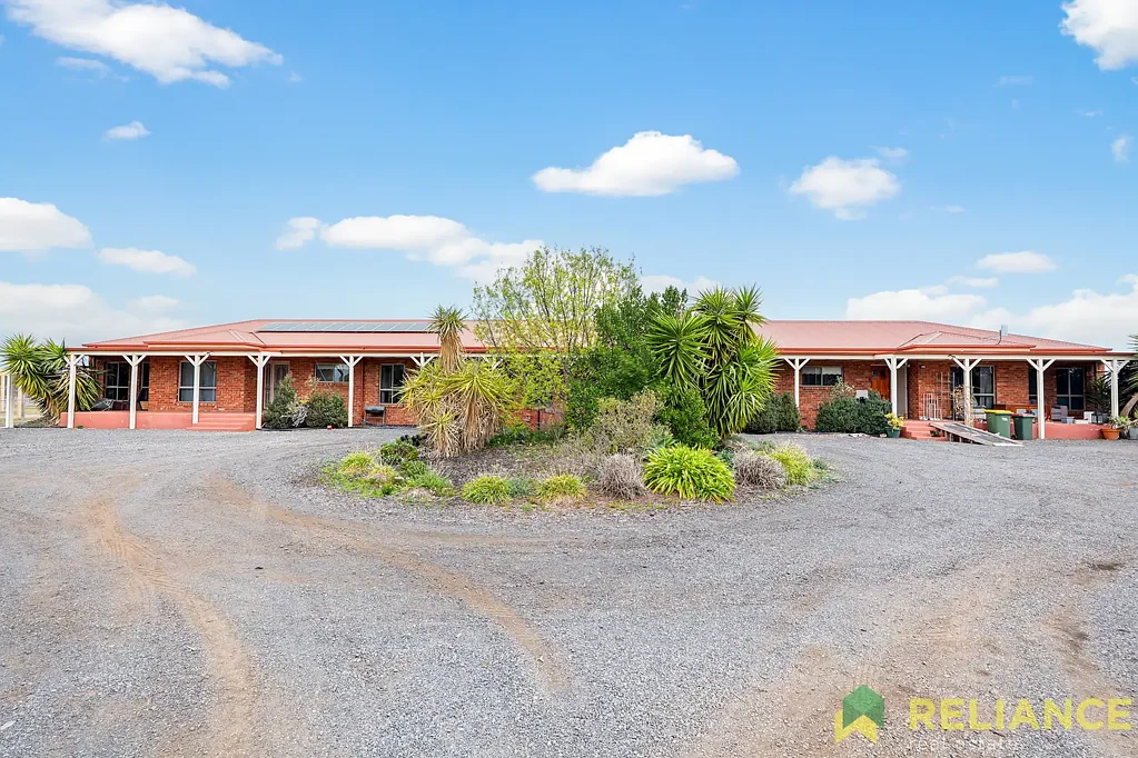 Hopetoun Park 8 Bedroom Family Residence on 10,100m² (Approx.) – Dual Living Potential!