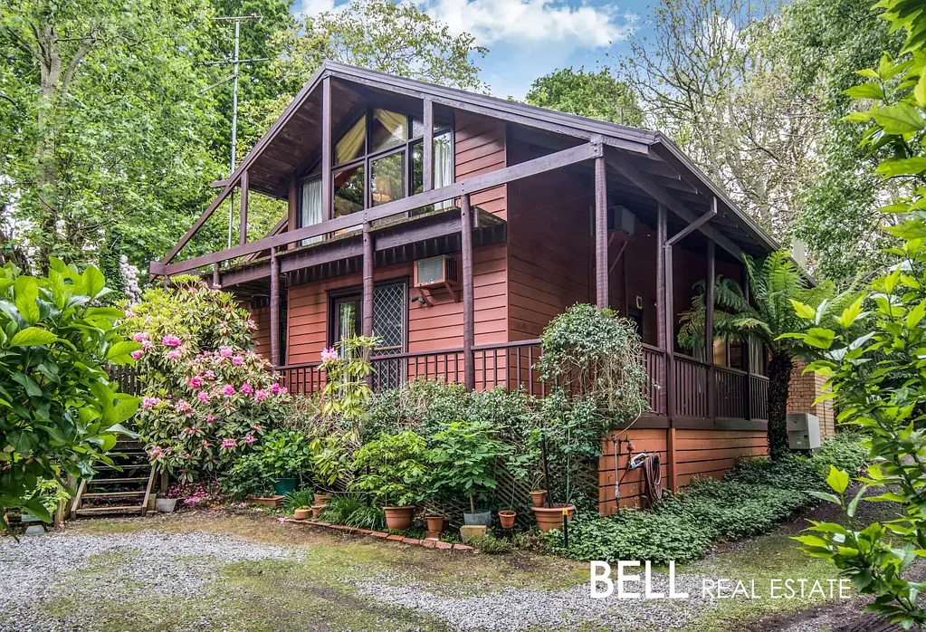 Ferny Creek 4chambre A Storied Opportunity with Character, City Views and Endless Potential