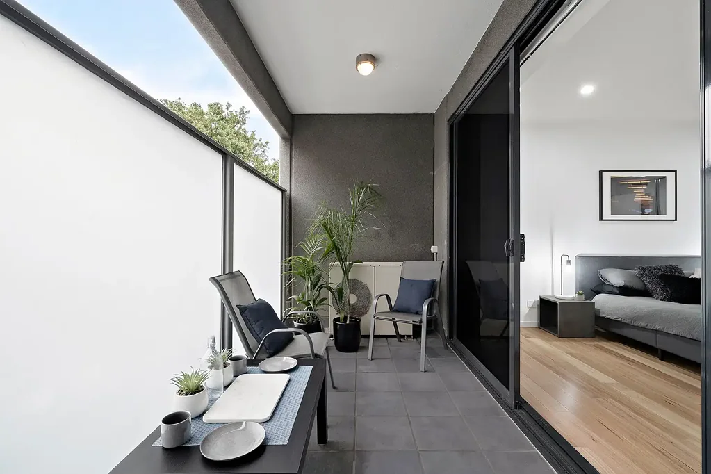 Stylish, low maintenance, oversized beachside pad