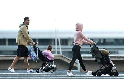 C罗和女友带孩子出门散步 两人均未做防护措施