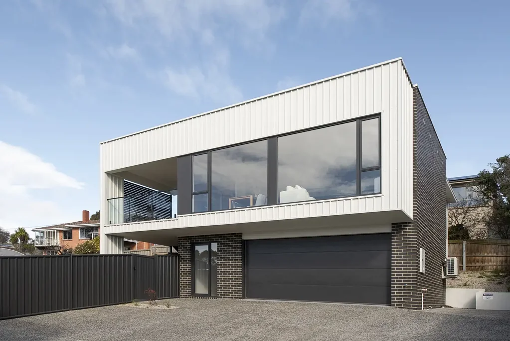 West Launceston 3 Slaapkamer Stylish, modern townhouse with views.