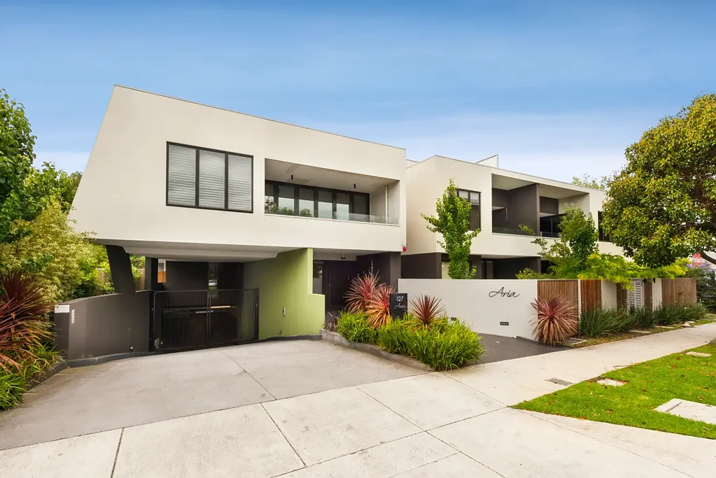 Immaculate Ground Floor Courtyard Apartment