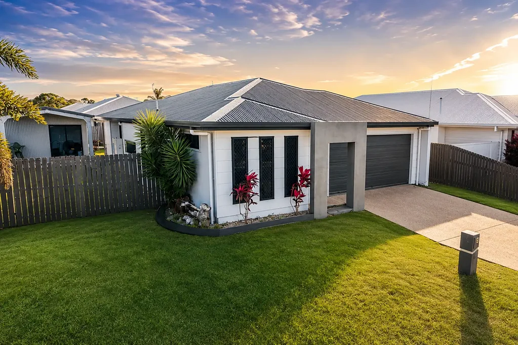 Rural View 3房  Family Living, Side Access & a Versatile Shed Setup in a Prime Rural View Location