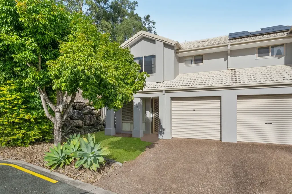 Nerang 3બેડરૂમ Spacious End-Position Townhouse in Secure Gilston Grange Estate
