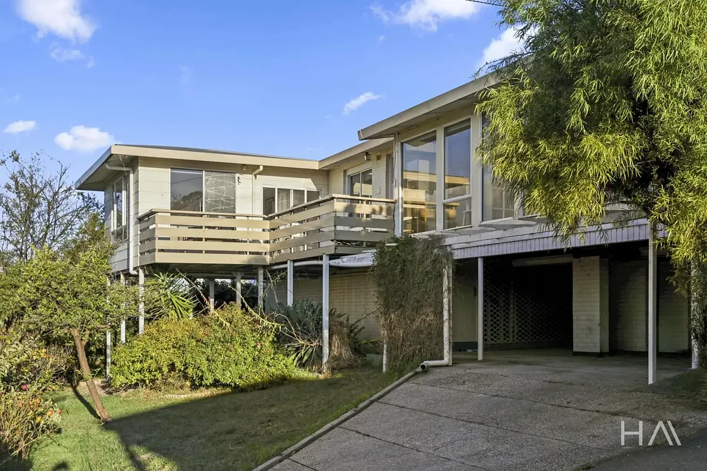 Trevallyn 3房  Elevated Views, Convenient Location!