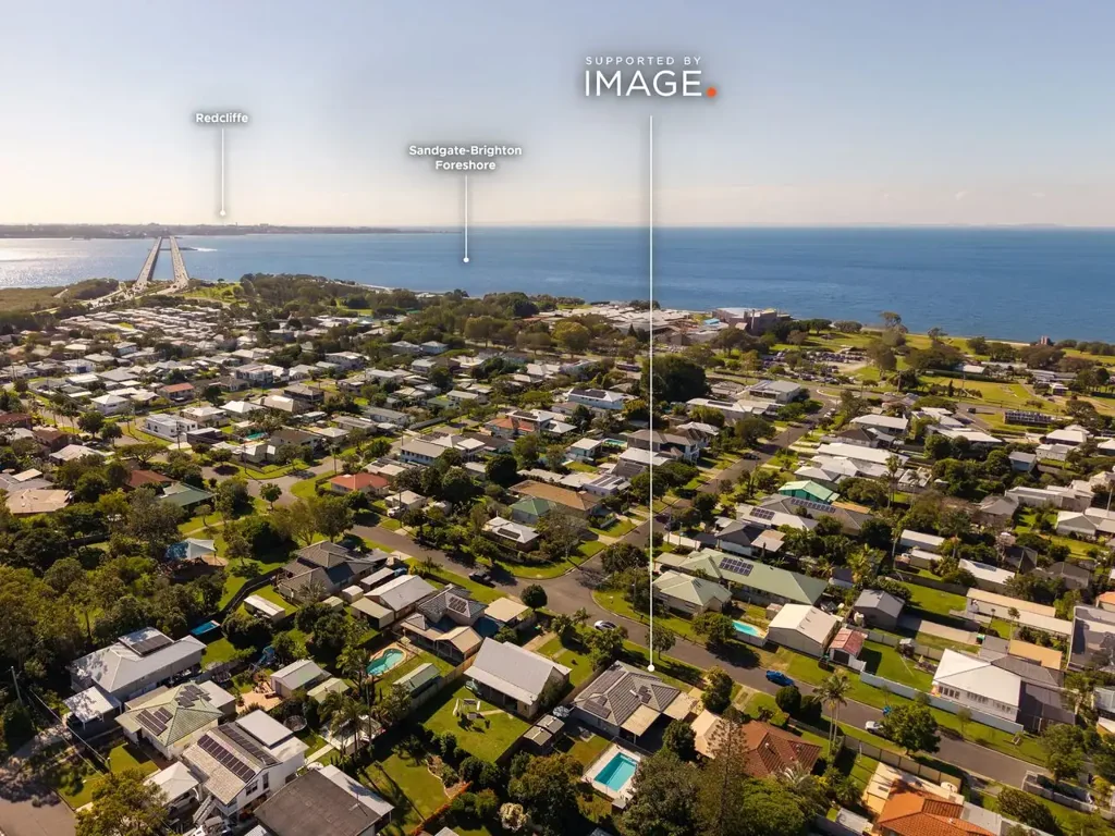 Brighton 3房 滨水瑰宝 725m²全封闭地 时尚翻新厨房 闪亮地下泳池 多功能车库 Walk To The Water, Low Maintenance, Side Access, Opportunity to Grow!