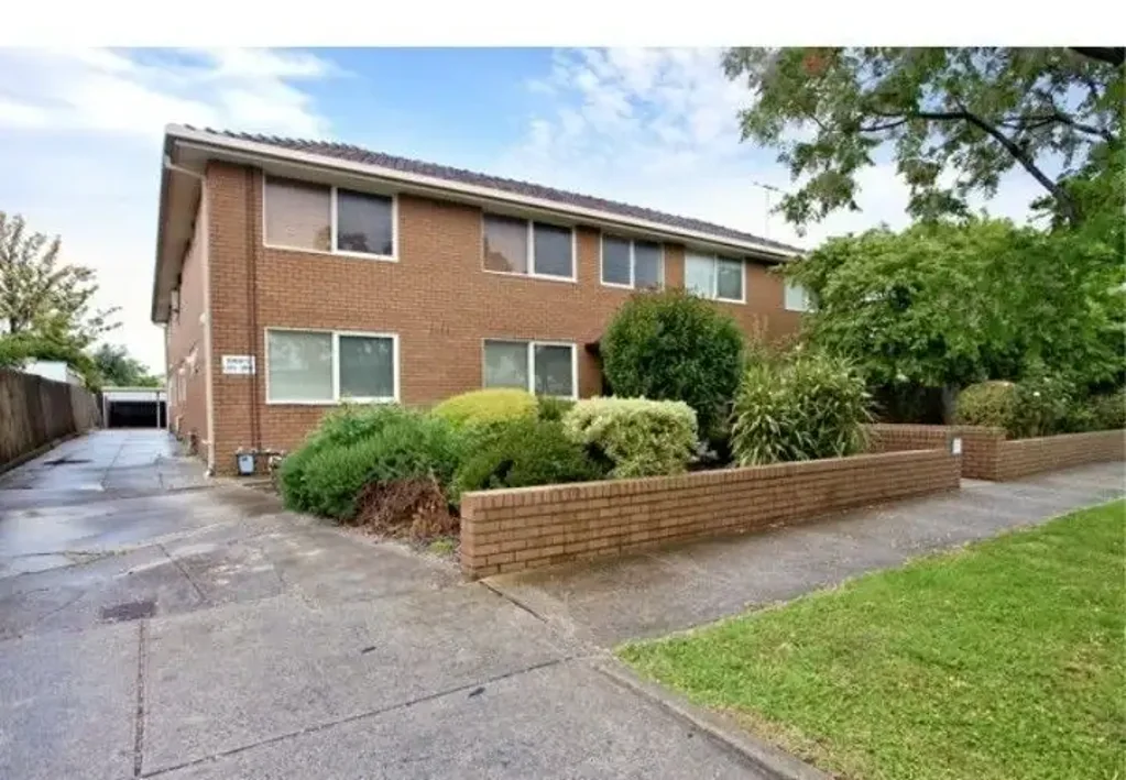 Ground Floor 3 Bedroom Gem – Convenient Commute & Public Transport Access!