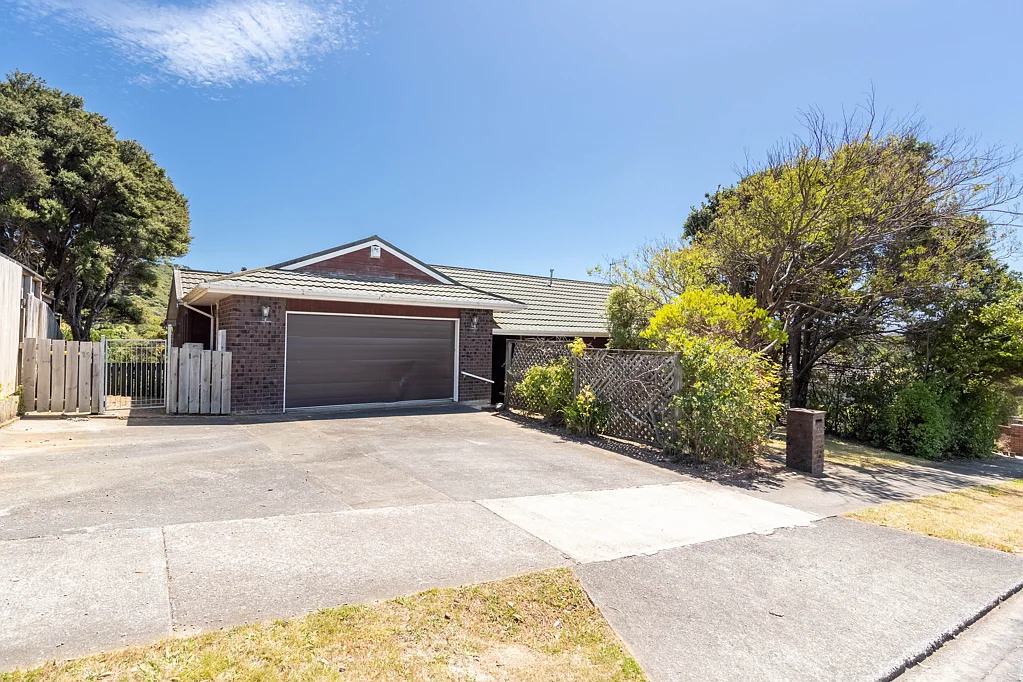 Whitby 5બેડરૂમ Huge Home, Huge Potential