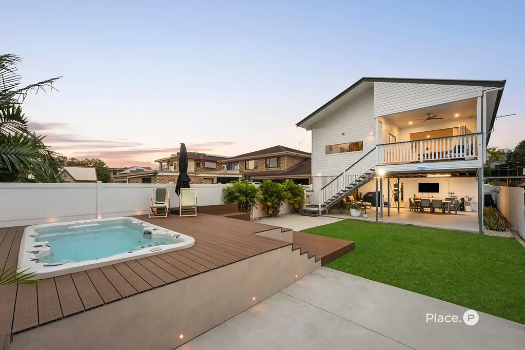 Greenslopes 4બેડરૂમ Character, Comfort & Contemporary Queenslander Living