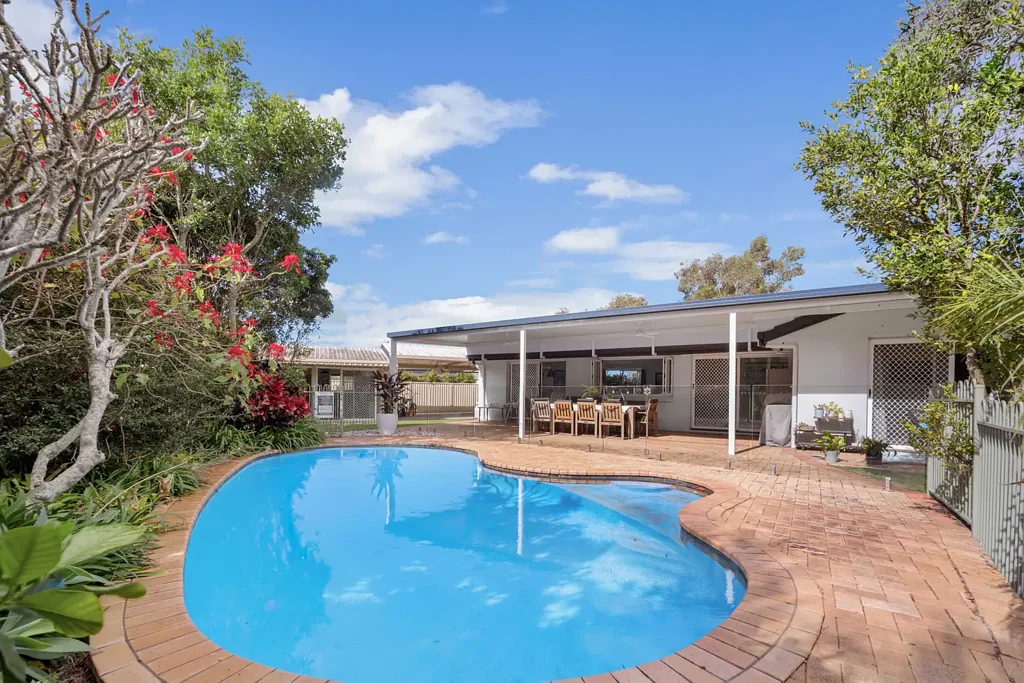 Burleigh Waters 4ਬੈੱਡਰੂਮ The Ultimate Family Haven on an Enormous Burleigh Waters Block
