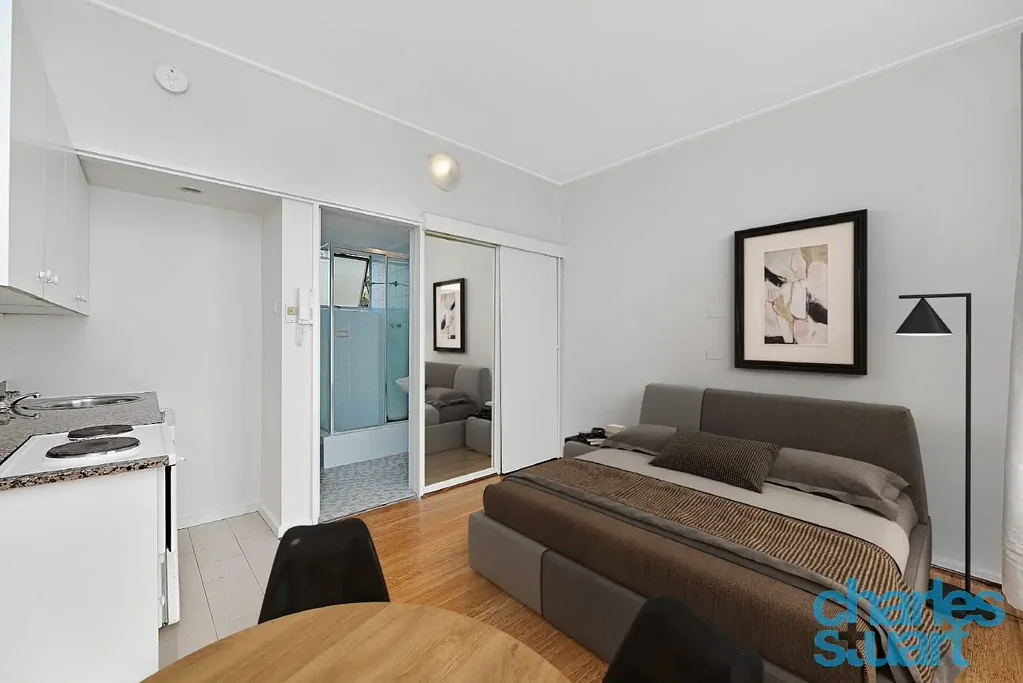 Unfurnished Studio apartment in the security building, walking distance of the CBD