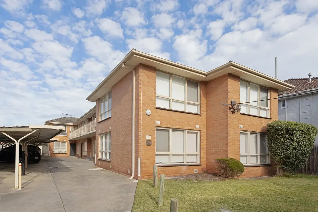 Renovated Apartment in a Prime Carnegie Location
