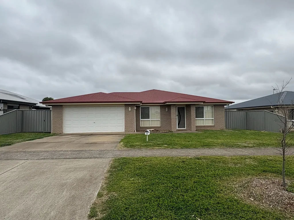 Spacious Lowset Brick Family Home in the Berghofer Estate.