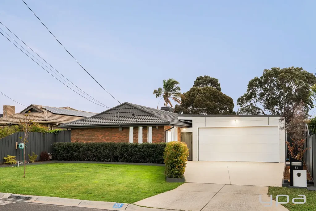 Werribee 3침실 FULLY RENOVATED HOME COMPLETE WITH IN GROUND POOL WITHIN THE WERRIBEE SECONDARY ZONE!