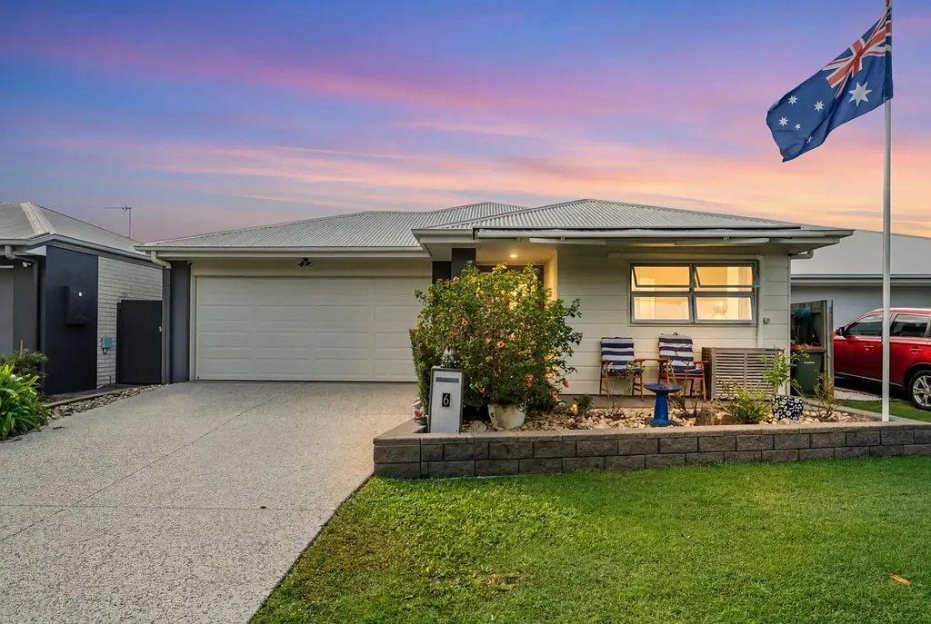 Caloundra West 5房  Spacious Family Living Opposite Parkland & Nature Reserve