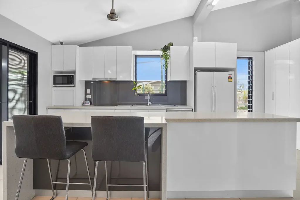 Anula 3 Slaapkamer Impeccably presented modern family home with a large shed!