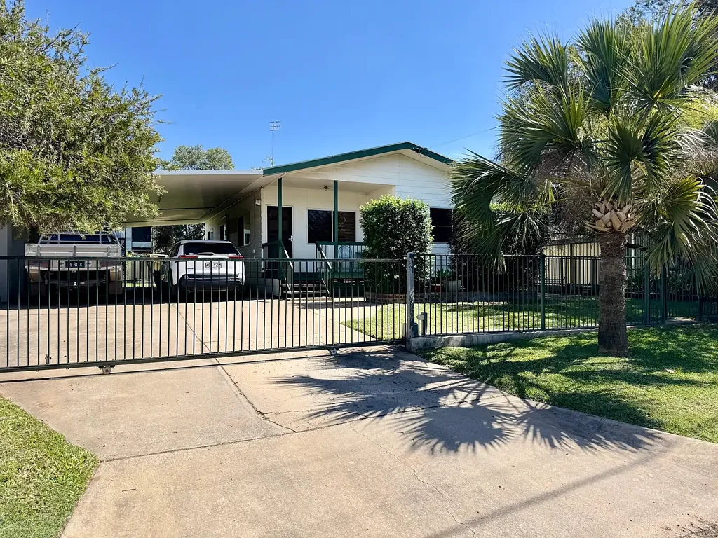 Moranbah 3 Bedroom YOUR DREAM HOME AWAITS – SPACE, STYLE AND SERIOUS WOW FACTOR!