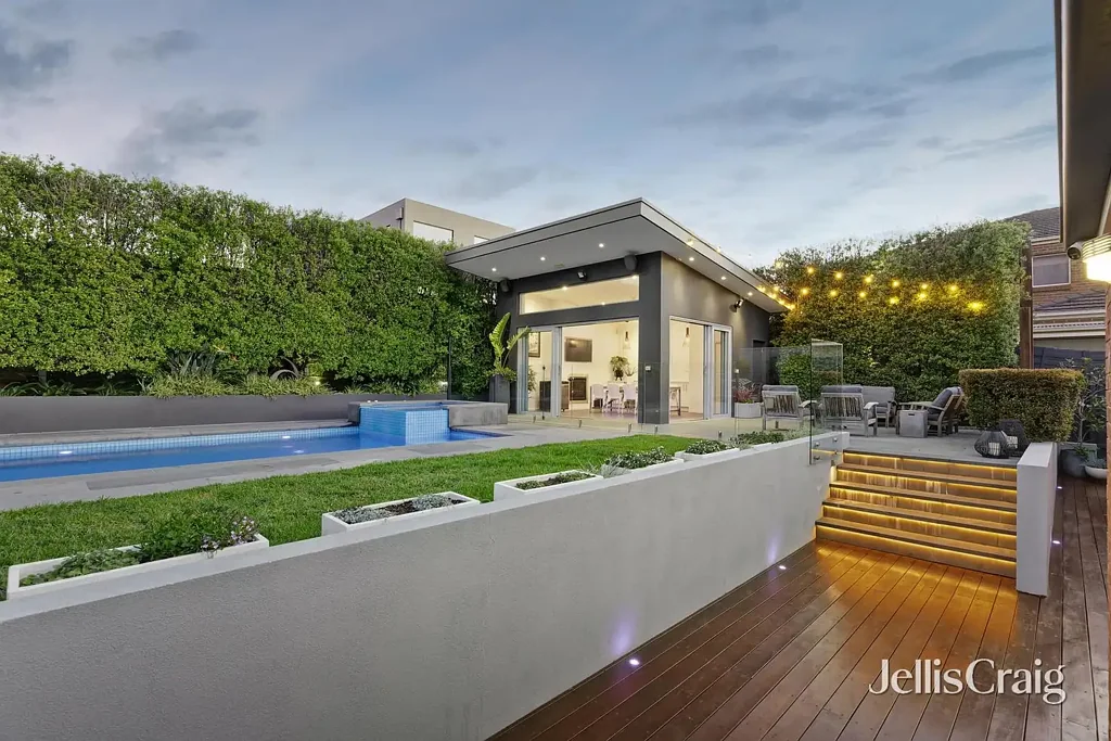 Plenty 4房 宽敞地块1000sqm 室内外生活 圣石台面 岛屿早餐吧 全年娱乐空间 私密泳池景观 主套房双水槽 燃气供暖空调 超大车库 优质学区 Twilight Auction Wednesday 10th December at 6:30PM