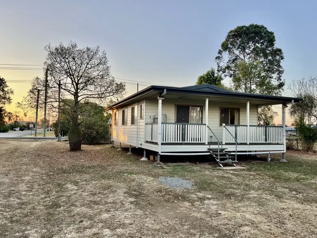 Oakey 2房  A Great Opportunity – Half Acre & Home with Huge Potential