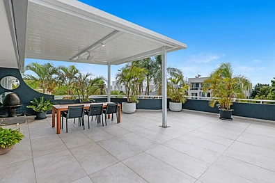 Runaway Bay 2 Bedroom Penthouse Apartment with Private Rooftop - Coastal Living East of Bayview
