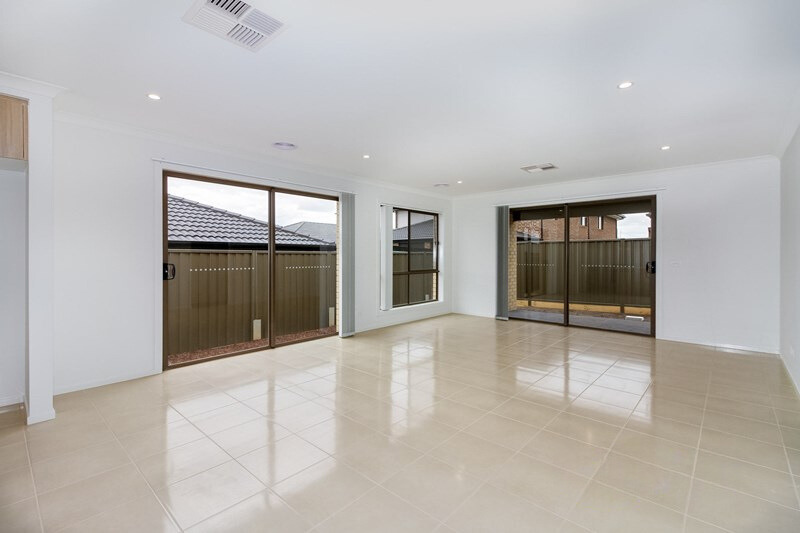 18 AUGUSTA WAY, STRATHTULLOH VIC 3338, 0部屋, 0バスルーム, House